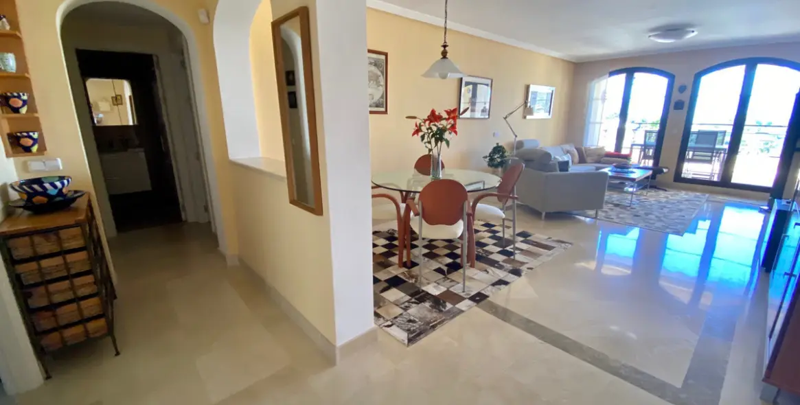 Venta de apartamento en planta media en Los Arqueros 9