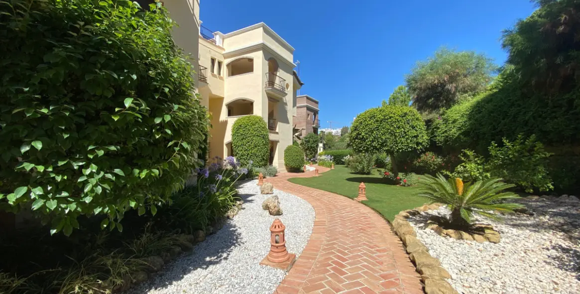 Venta de apartamento en planta media en Los Arqueros 11