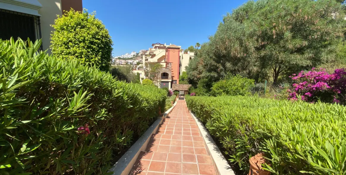 Venta de apartamento en planta media en Los Arqueros 12