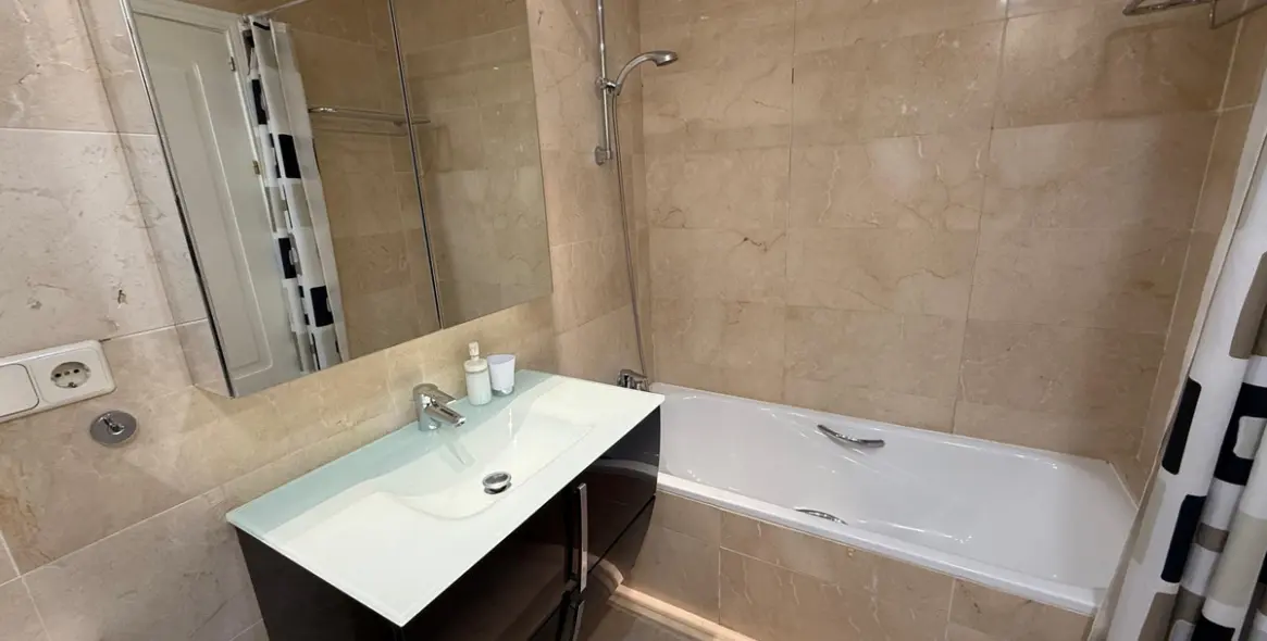 Venta de apartamento en planta media en Los Arqueros 13