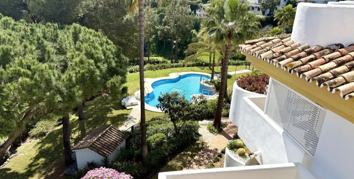 Sale of penthouse in Calahonda 1