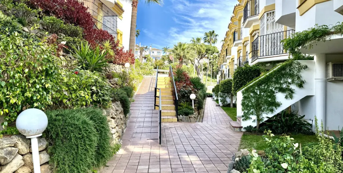 Sale of penthouse in Calahonda 3