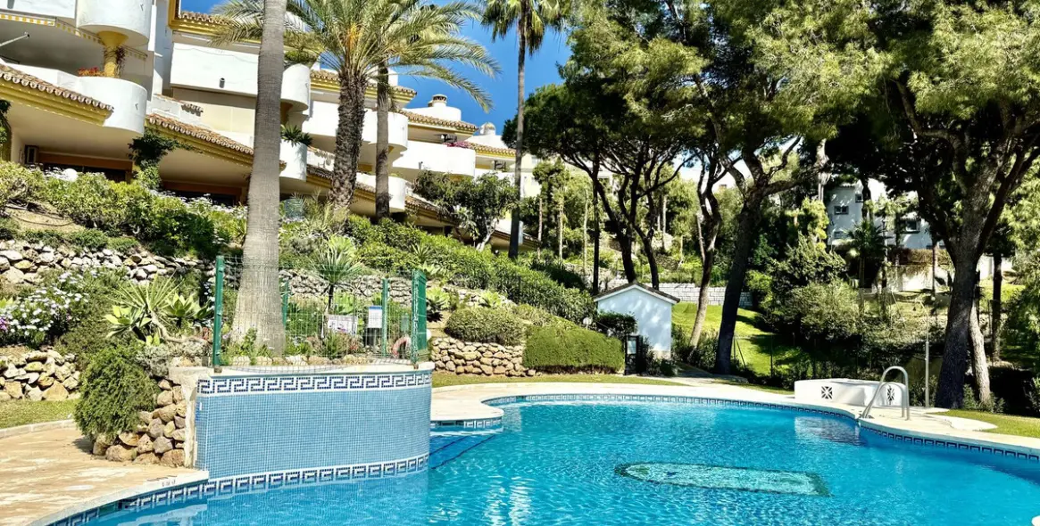 Sale of penthouse in Calahonda 4