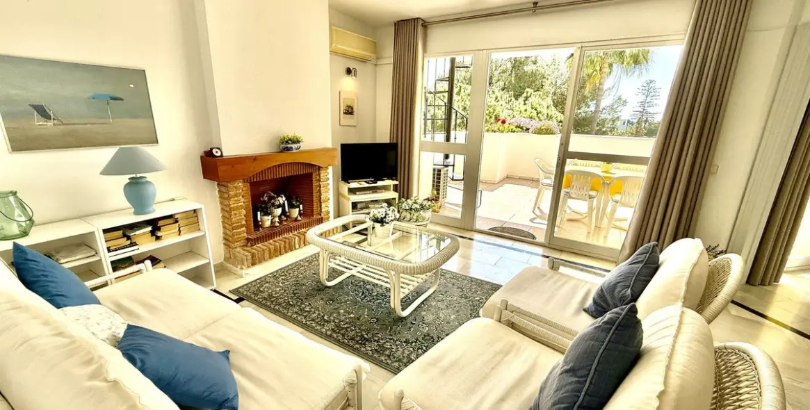 Sale of penthouse in Calahonda 10