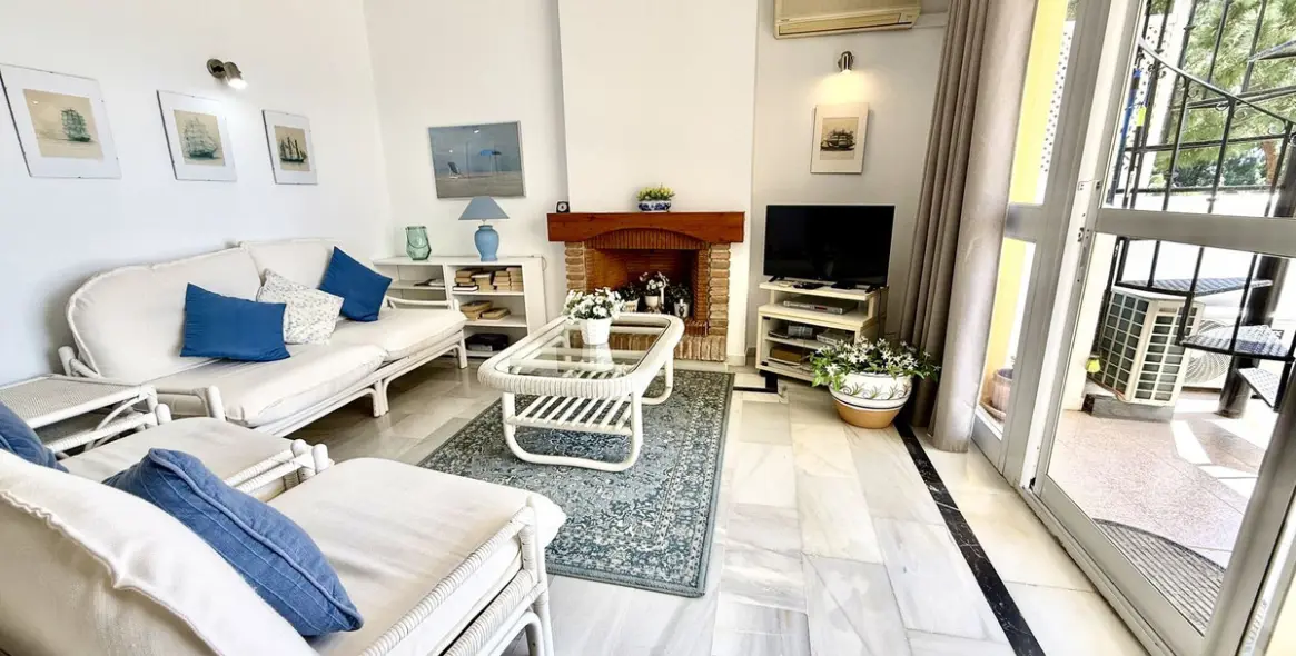 Sale of penthouse in Calahonda 11