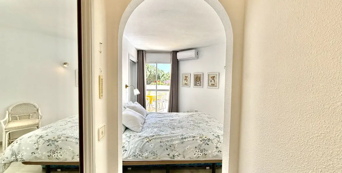 Sale of penthouse in Calahonda 16