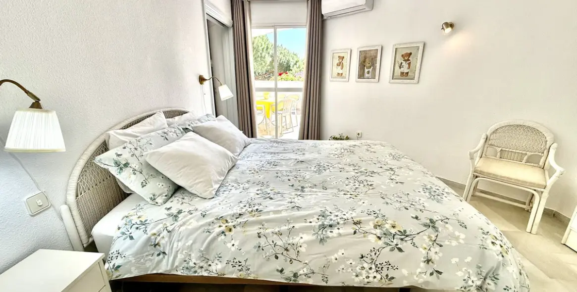 Sale of penthouse in Calahonda 17