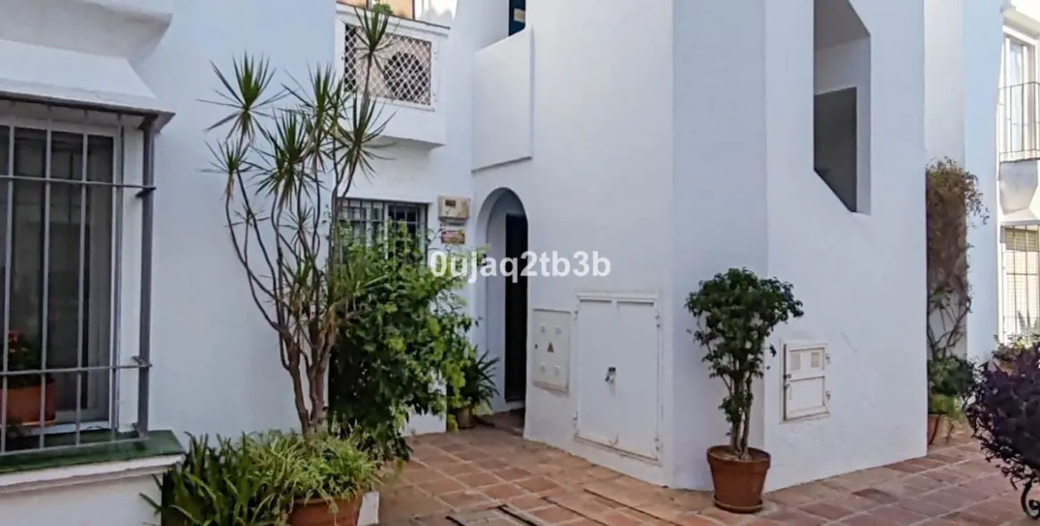 Продажа апартаментов на первом этаже в Nagüeles 57