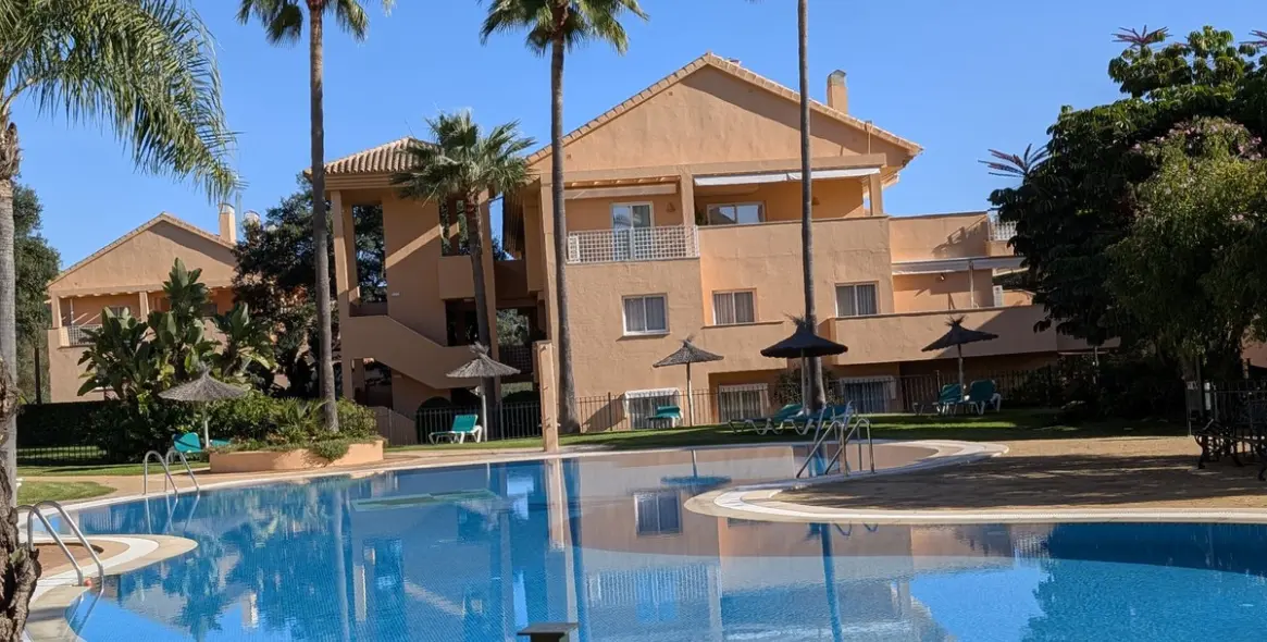 Venta de apartamento en planta media en Elviria 2