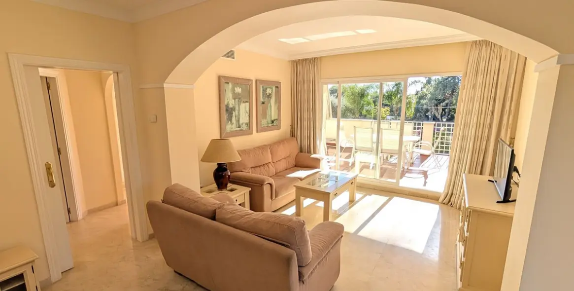 Venta de apartamento en planta media en Elviria 10