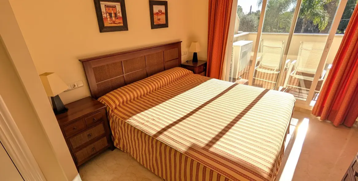 Venta de apartamento en planta media en Elviria 15