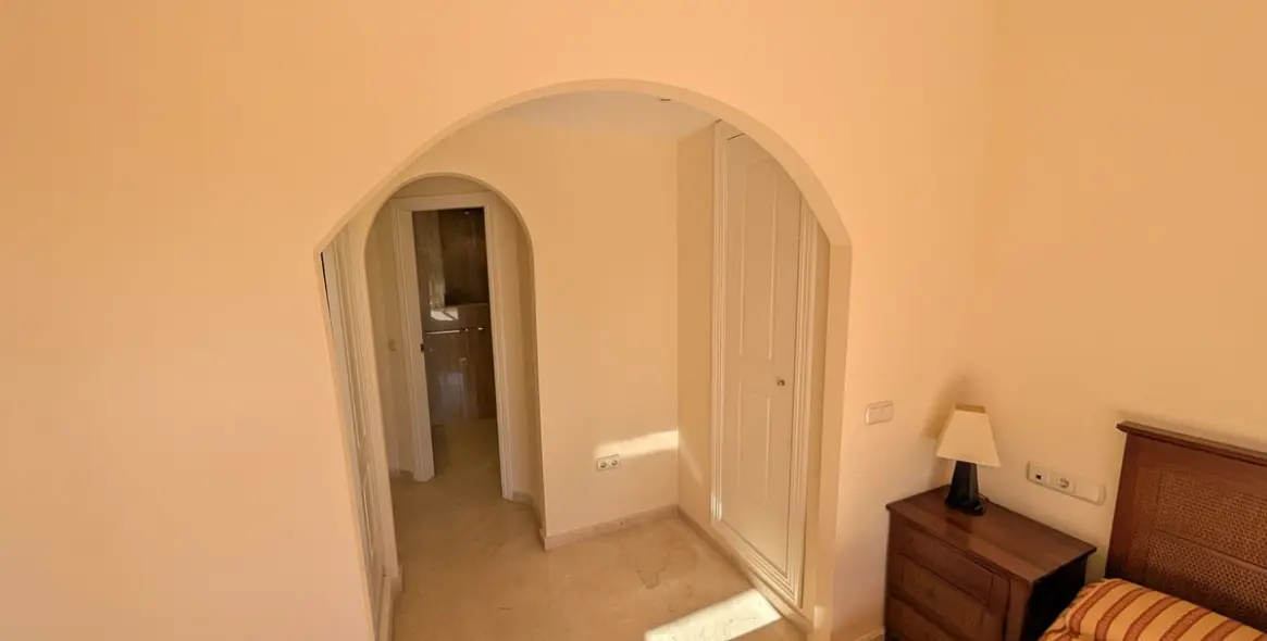 Venta de apartamento en planta media en Elviria 17