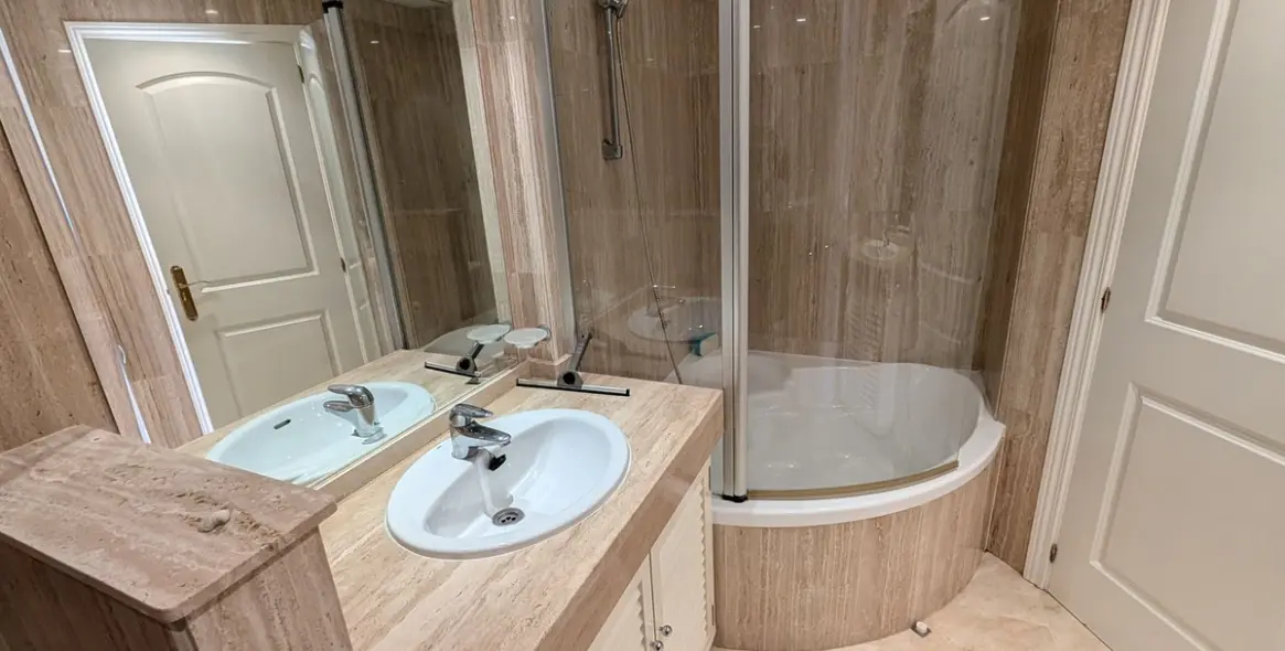 Venta de apartamento en planta media en Elviria 18