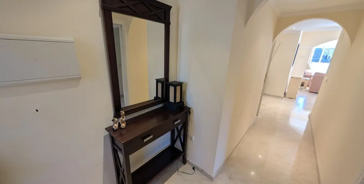 Venta de apartamento en planta media en Elviria 19