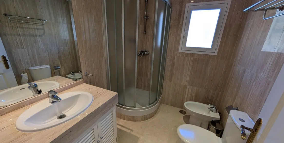 Venta de apartamento en planta media en Elviria 23