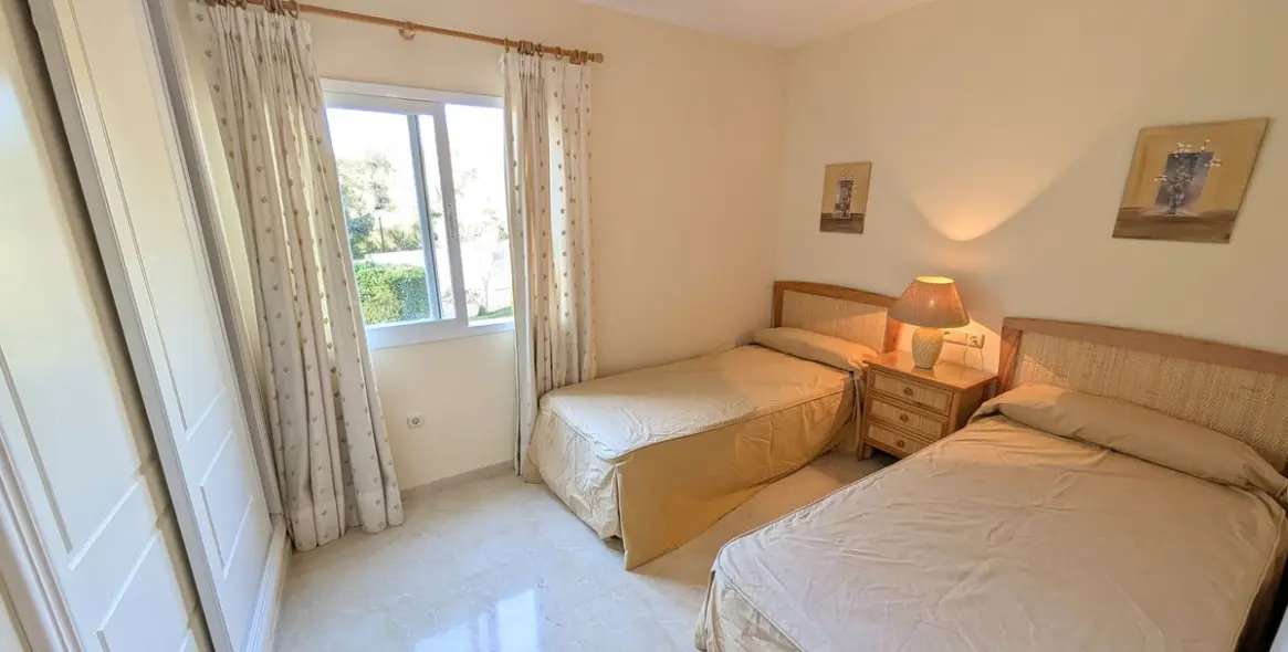 Venta de apartamento en planta media en Elviria 25
