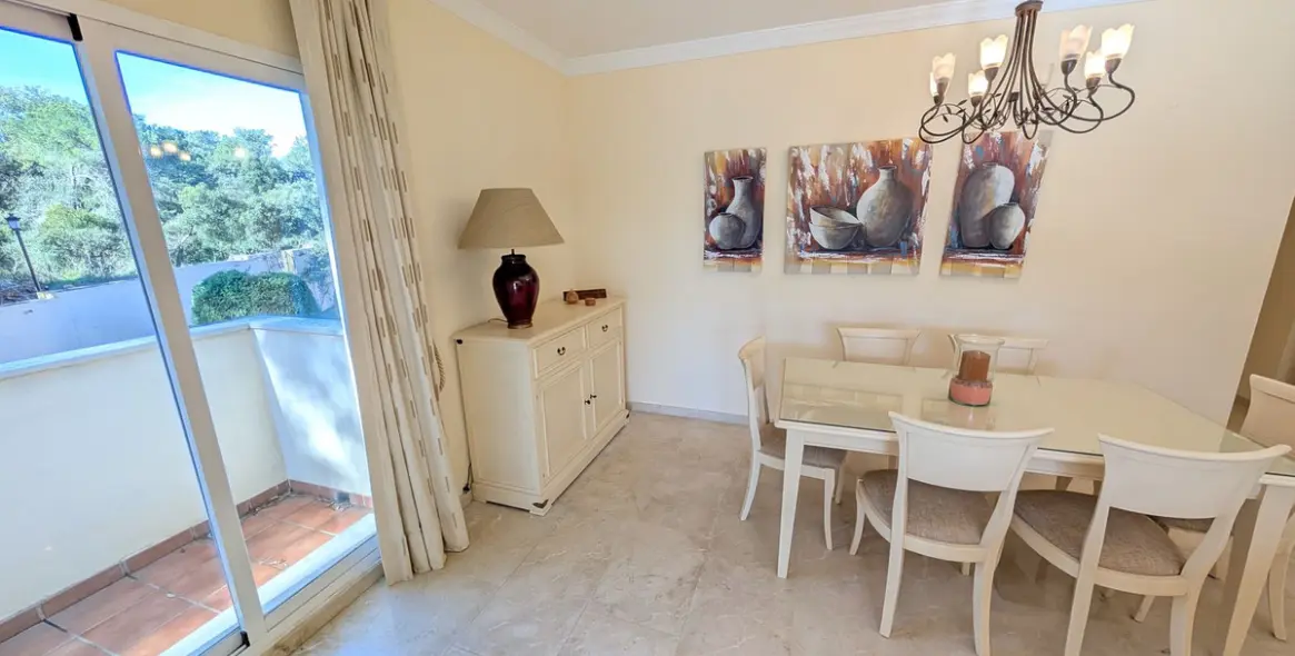 Venta de apartamento en planta media en Elviria 26