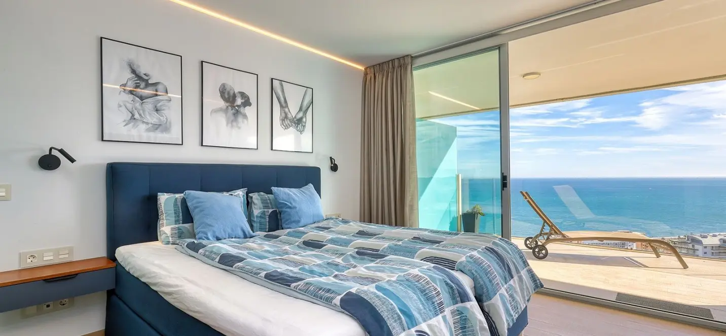 Sale of middle floor apartment in Fuengirola 2