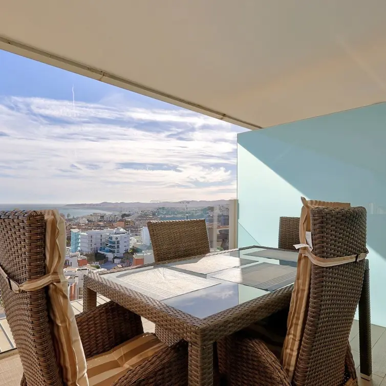 Sale of middle floor apartment in Fuengirola