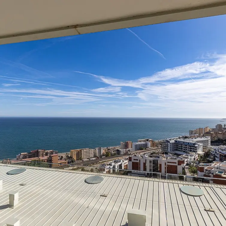 Sale of middle floor apartment in Fuengirola