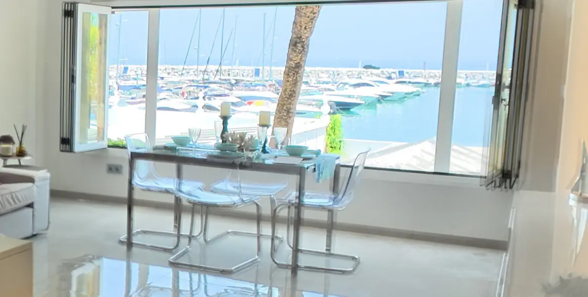 Venta de apartamento en planta media en Puerto Banús 1