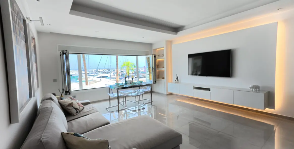 Venta de apartamento en planta media en Puerto Banús 2