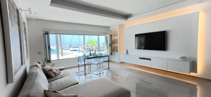 Sale of middle floor apartment in Puerto Banús 1