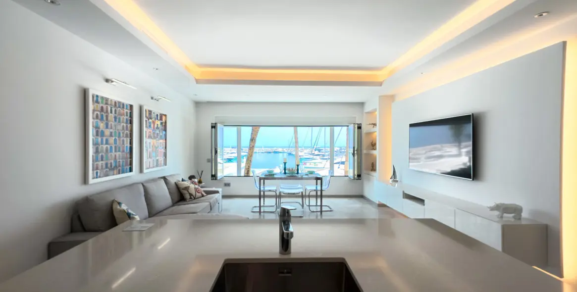 Venta de apartamento en planta media en Puerto Banús 3