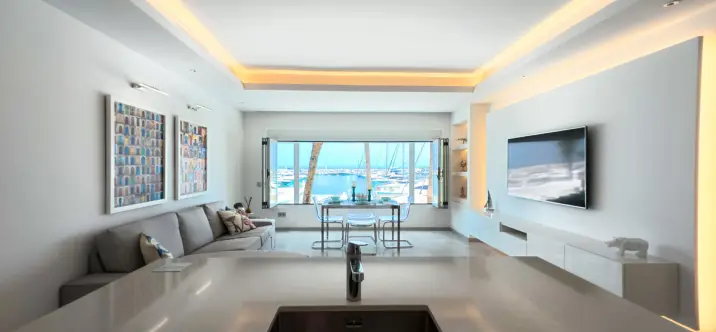 Sale of middle floor apartment in Puerto Banús 2