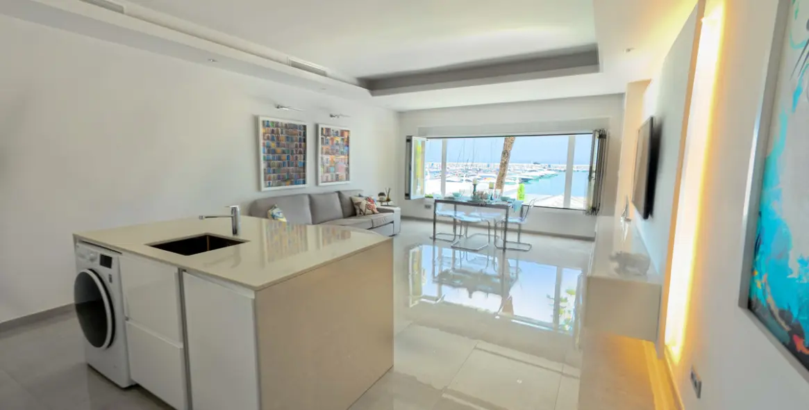 Venta de apartamento en planta media en Puerto Banús 4