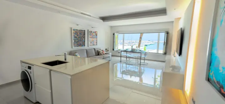 Sale of middle floor apartment in Puerto Banús 3