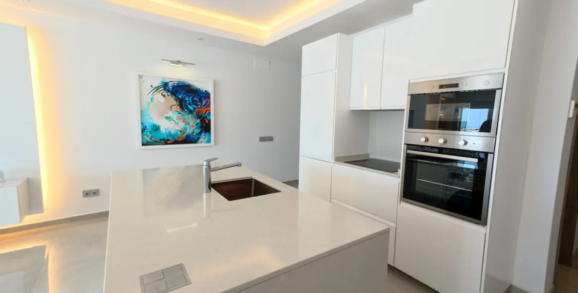 Venta de apartamento en planta media en Puerto Banús 5