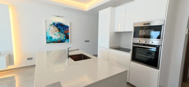 Sale of middle floor apartment in Puerto Banús 4