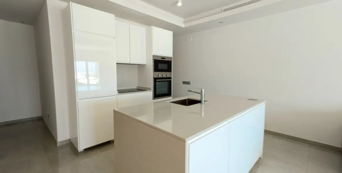 Venta de apartamento en planta media en Puerto Banús 6