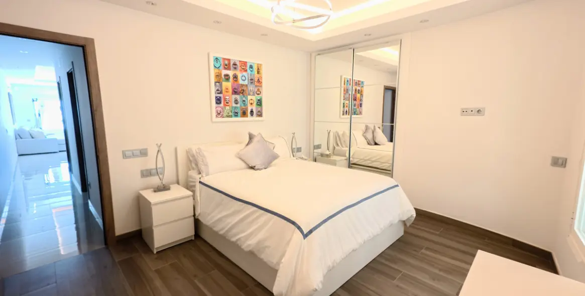 Venta de apartamento en planta media en Puerto Banús 9
