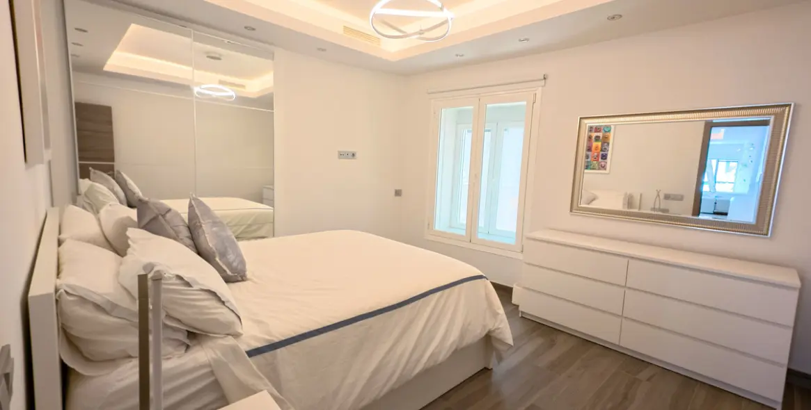 Venta de apartamento en planta media en Puerto Banús 10