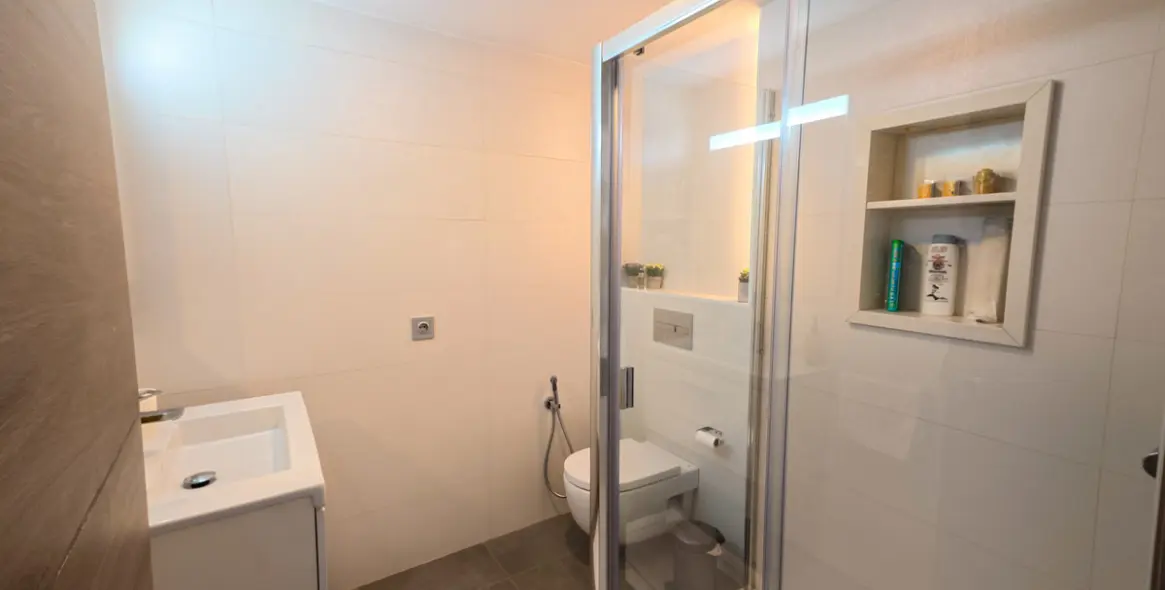 Venta de apartamento en planta media en Puerto Banús 11