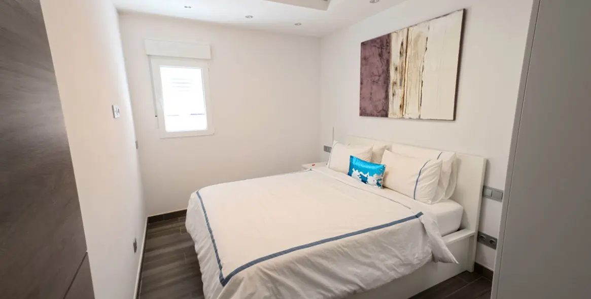 Venta de apartamento en planta media en Puerto Banús 12