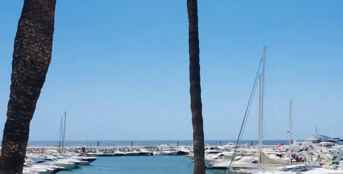 Venta de apartamento en planta media en Puerto Banús 13