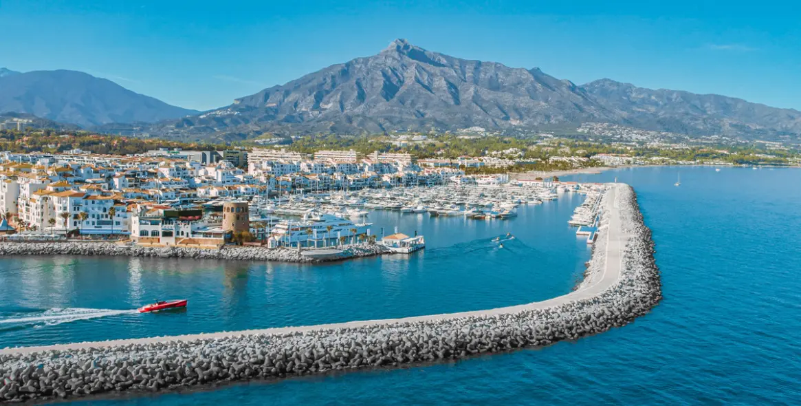 Venta de apartamento en planta media en Puerto Banús 14