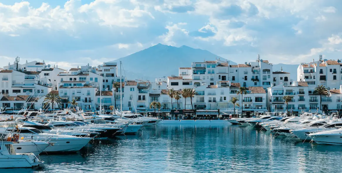 Venta de apartamento en planta media en Puerto Banús 15