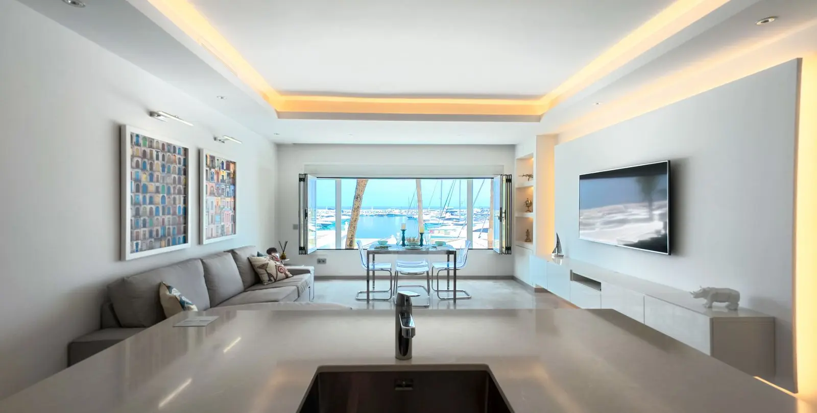 Sale of middle floor apartment in Puerto Banús 1