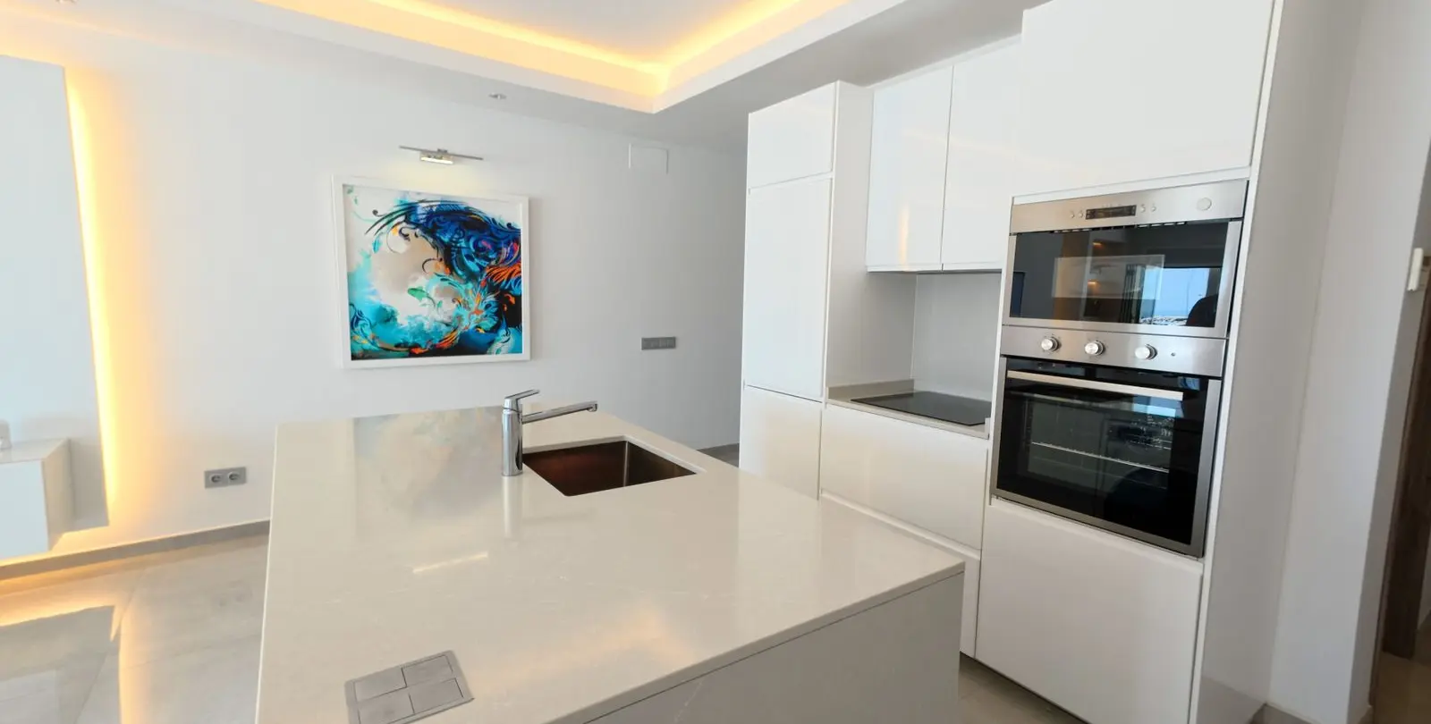 Sale of middle floor apartment in Puerto Banús 5
