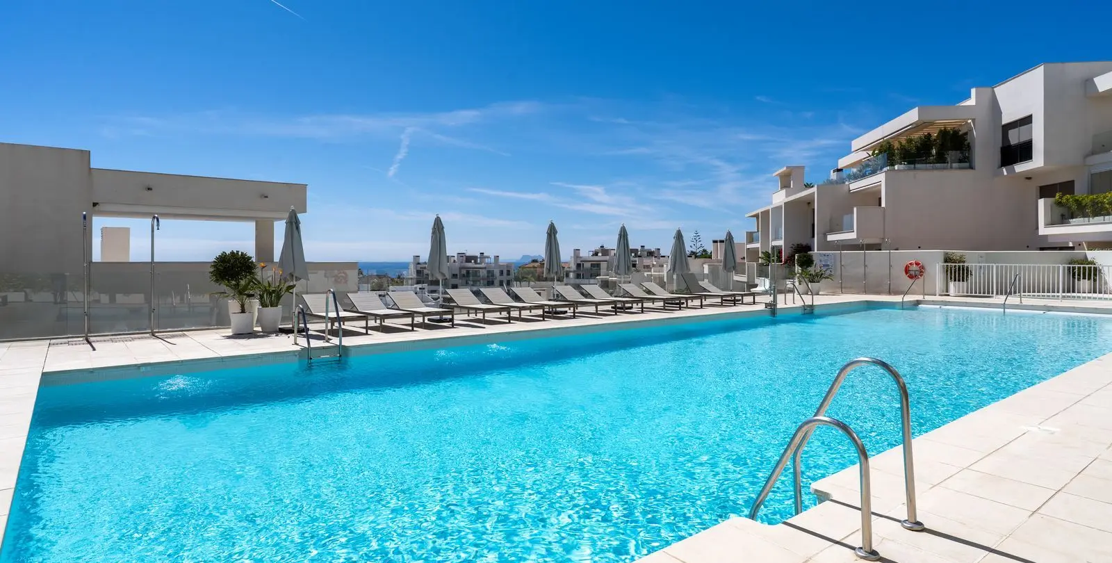 Sale of penthouse in Estepona 2