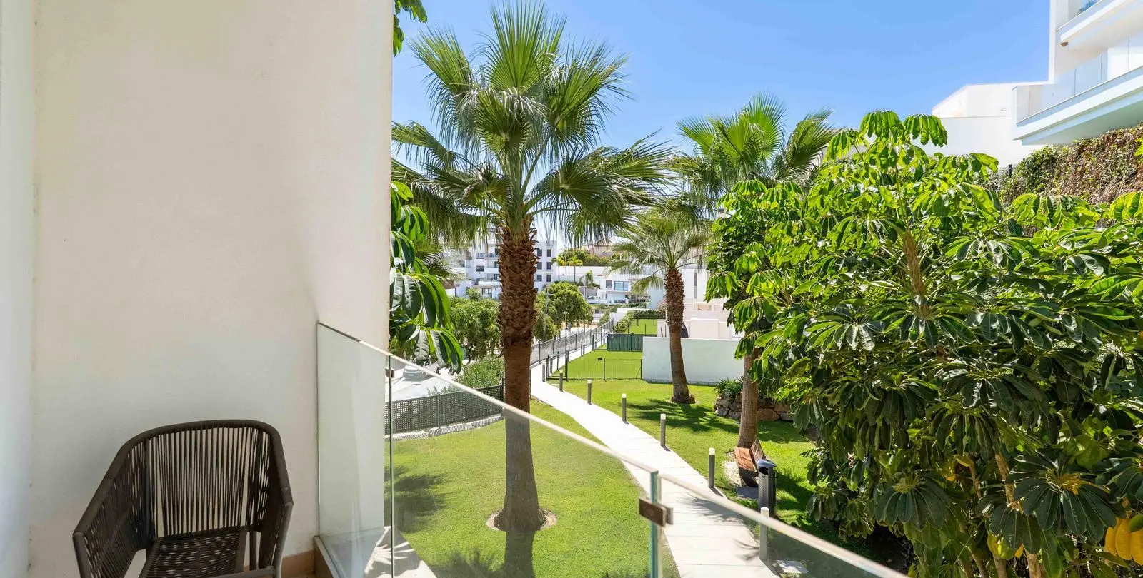Sale of penthouse in Estepona 23