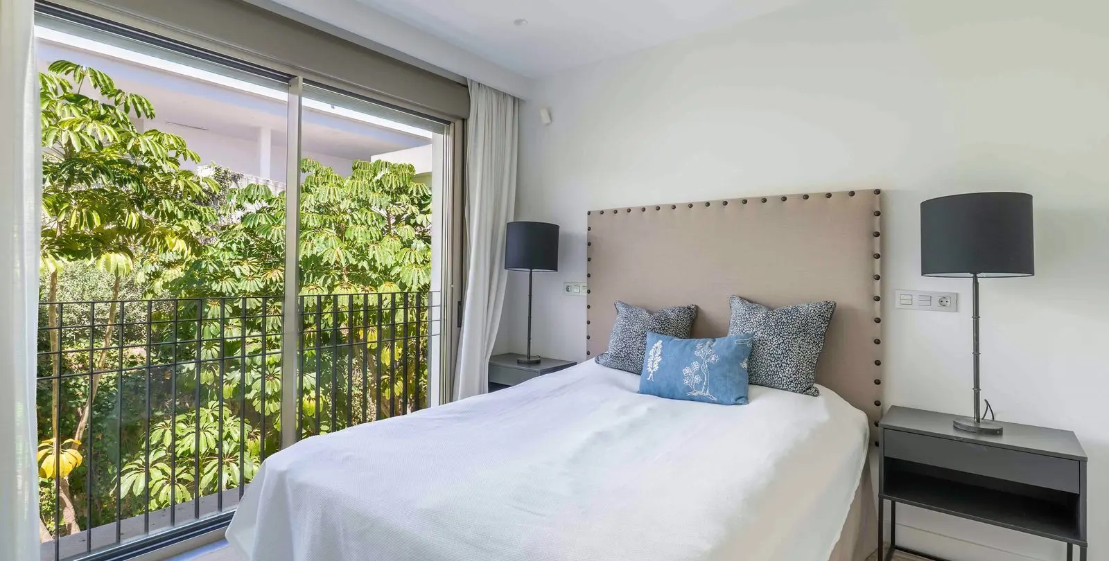 Sale of penthouse in Estepona 25