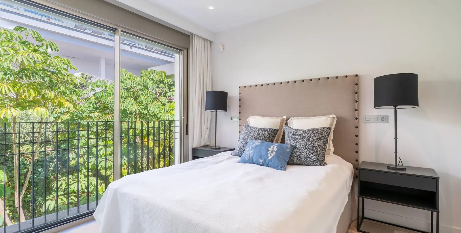 Sale of penthouse in Estepona 48