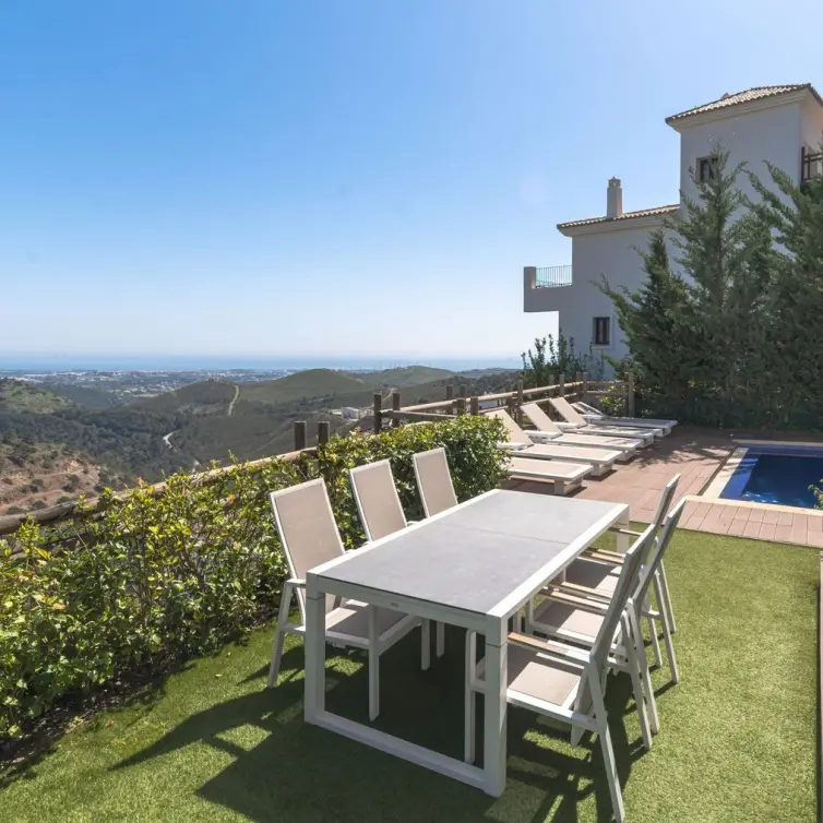 Sale of detached villa in Benahavís