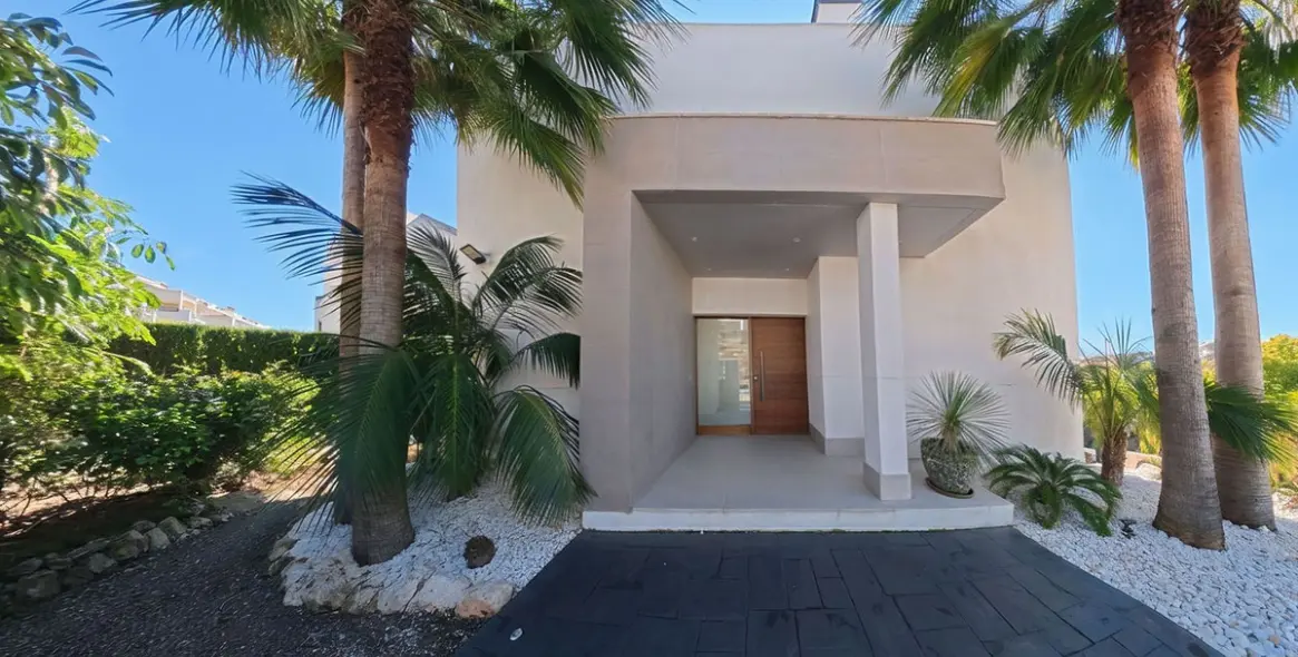 Venta de villa independiente en Selwo 13