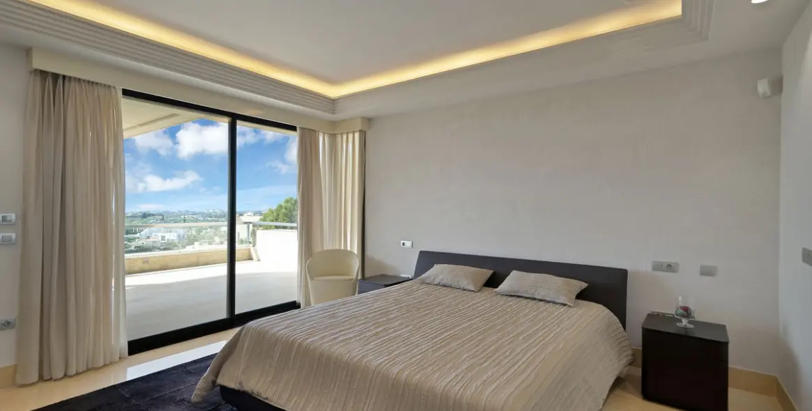 Sale of middle floor apartment in Nueva Andalucía 9